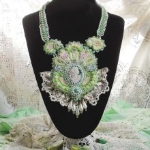 Collier Anisse plastron Haute couture brodé avec dentelle Beige des années 1950 à laquelle s’ajoute cristaux, cabochons en résine fait par mes soins, rocailles et perles sur un style Victorien !